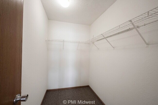 Building Photo - "Charming 3-Bedroom Haven with 2.5 Baths in Indianapolis – Your Perfect Retreat on Liverpool Way!"