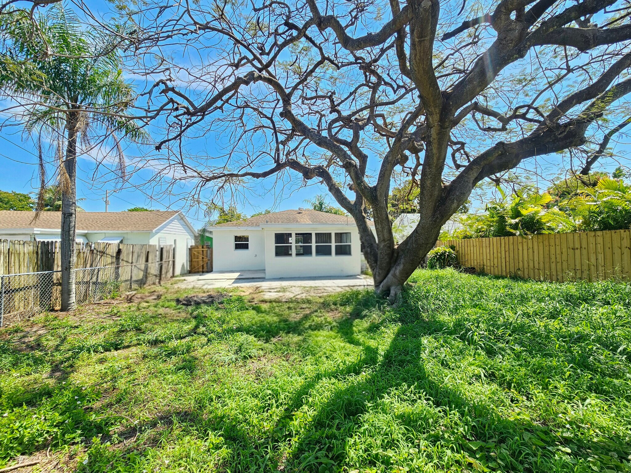 Building Photo - 811 N B St