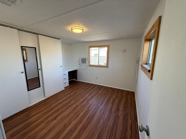 Building Photo - Cute 1.5 Bdrm w/ Toy Parking.