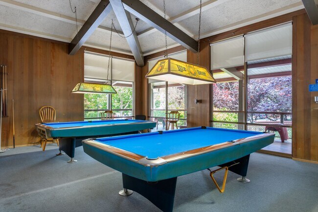 Building Photo - Large sunny 1 bedroom with lush courtyard ...