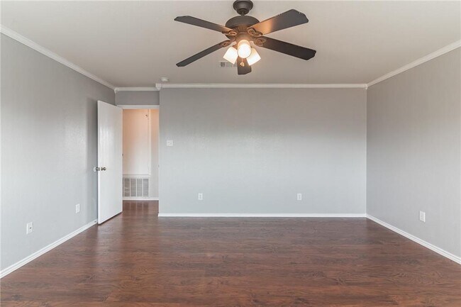 Building Photo - 1908 Candlelight Dr