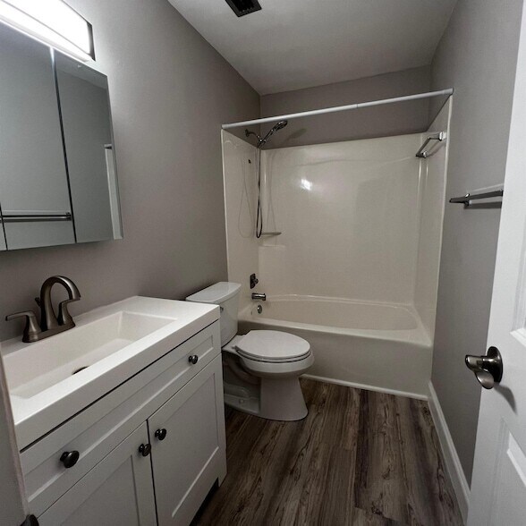 Building Photo - 197 Lake Meryl Dr