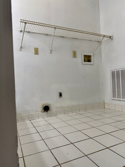 Building Photo - 3400 Betty Ln