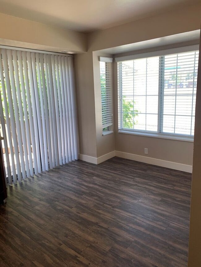 Building Photo - 2 Bed 1.5 Bath End Unit Townhome!