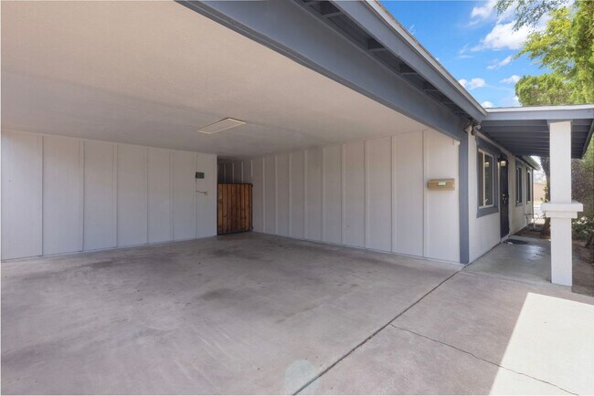 Building Photo - Great 3 bed 2 bath home with a pool!