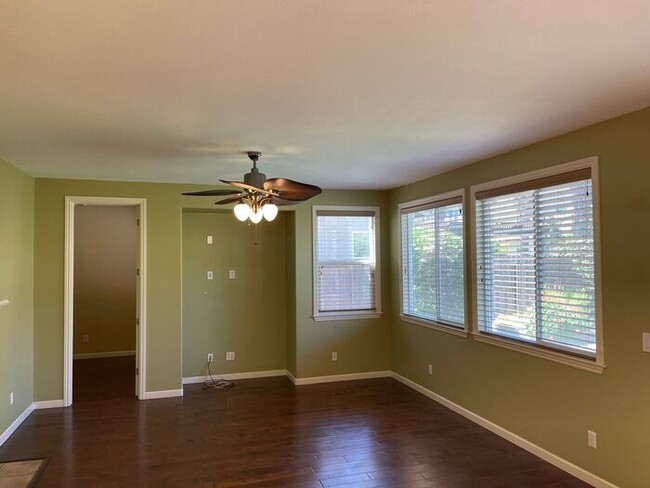 Building Photo - Beautiful East Modesto 4 Bedroom 3.5 Bath ...