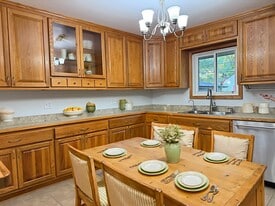 Building Photo - 413 N Rosa Rd