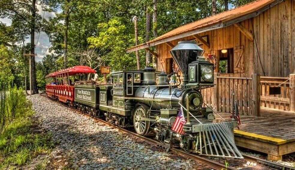 Building Photo - 641 Old Town Rd