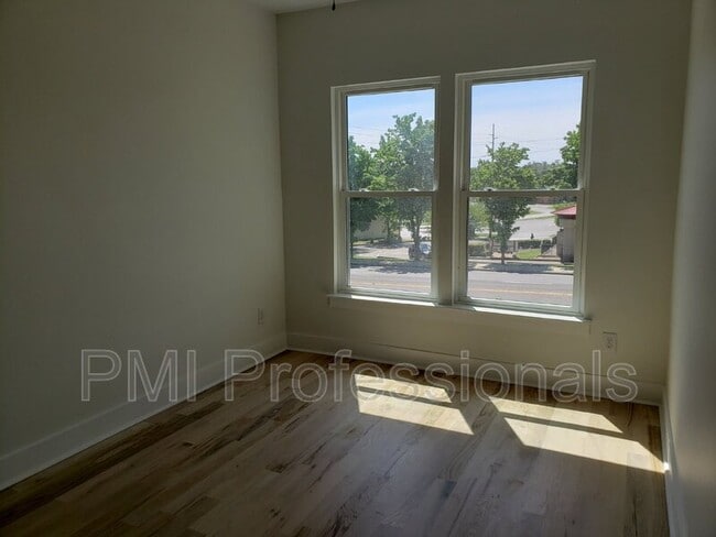 Building Photo - 215 Eisenhower Dr