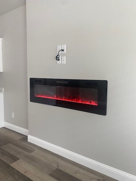 Living room fire place - 2211 Wellington St