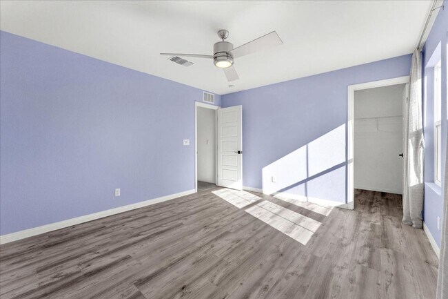 Building Photo - Gorgeous Five Bedroom in the SW! Solar panels!