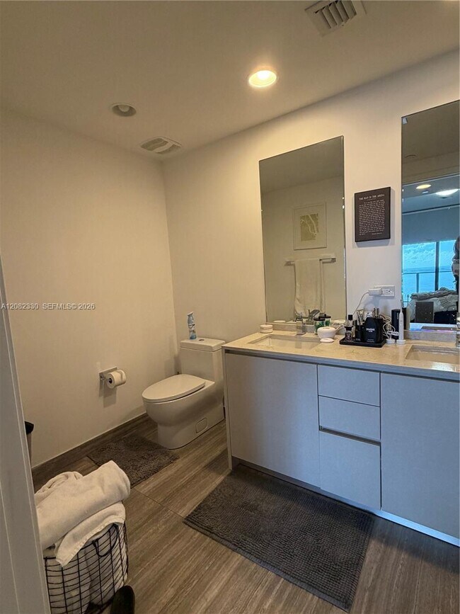 Building Photo - 1010 Brickell Ave