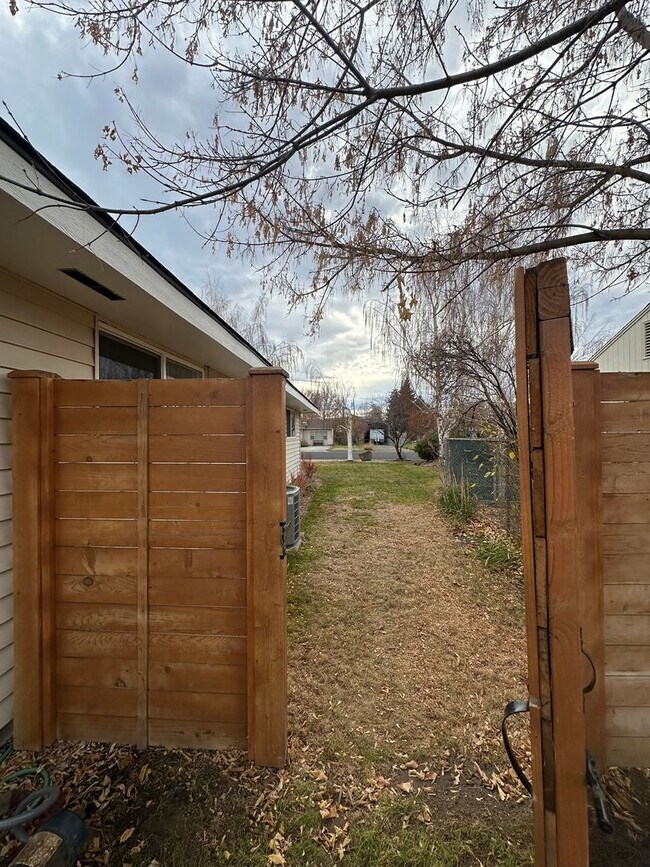 Building Photo - Vintage Character, Modern Finishes! Spacio...