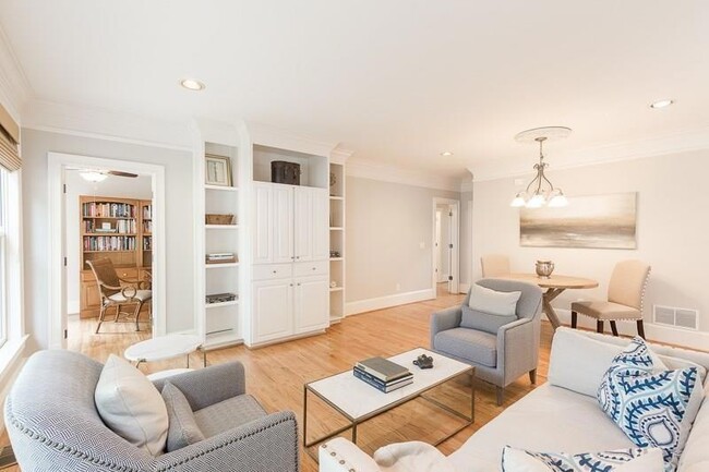 Building Photo - 1106 McLynn Ave NE