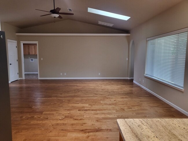 Building Photo - 3 bed 2 bath Home for Rent in Grants Pass