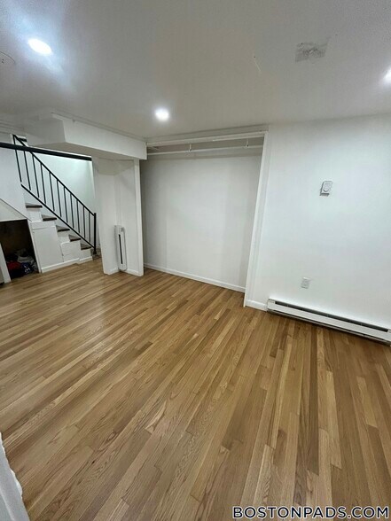 Building Photo - 686 Parker St