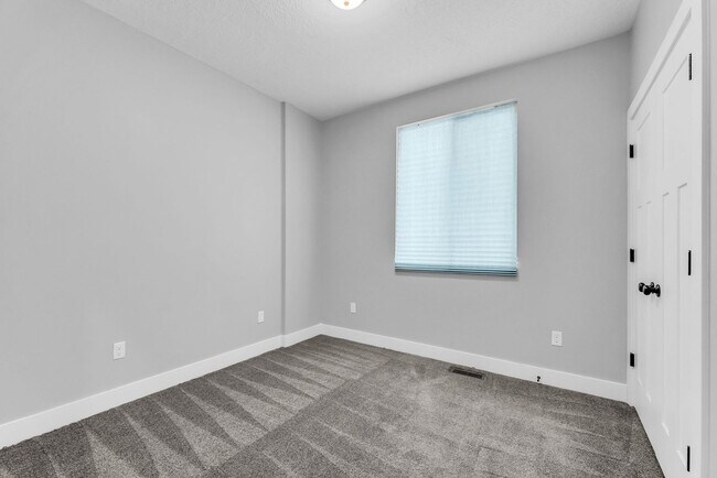 Building Photo - Beautiful 2020 Layton Home with High Ceilings & Modern Finishes