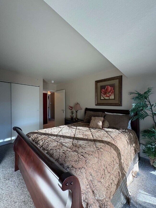 Building Photo - 1 bedroom - Downtown Citywalk