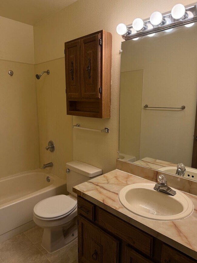 Building Photo - 2BR 1.5BA | Midtown Townhouse Style | Pets...