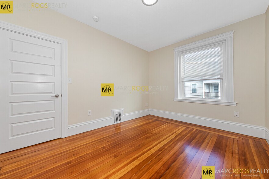 Building Photo - 42 Brackett St