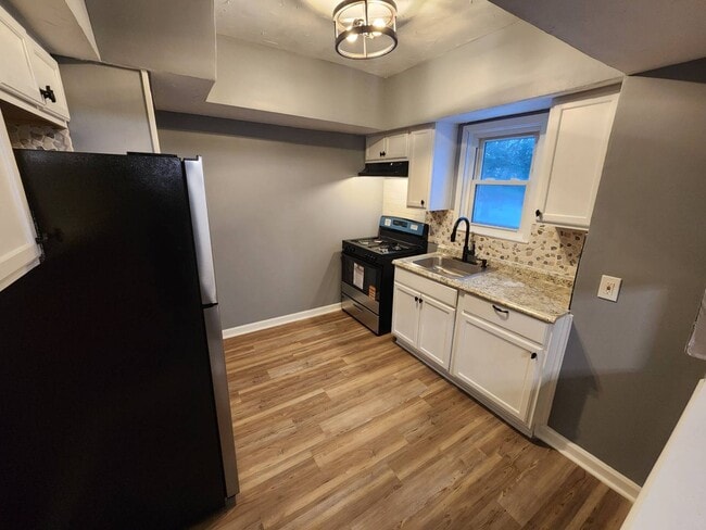 Building Photo - Charming 3-Bedroom Property in Prime Location