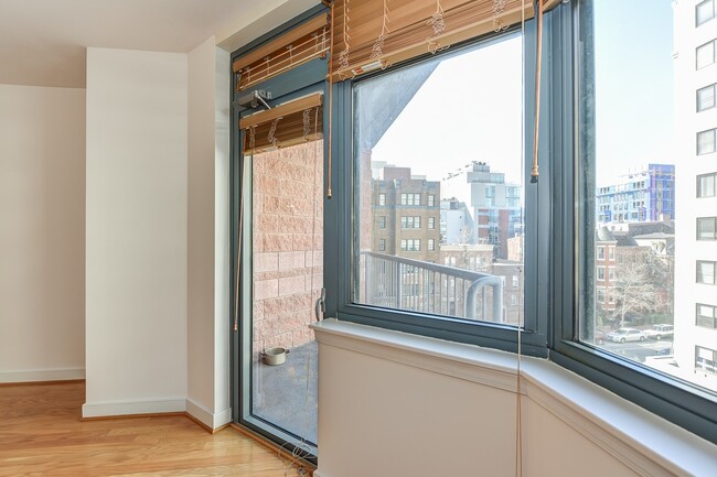 Building Photo - Gorgeous Studio w/ Hardwoods & Balcony