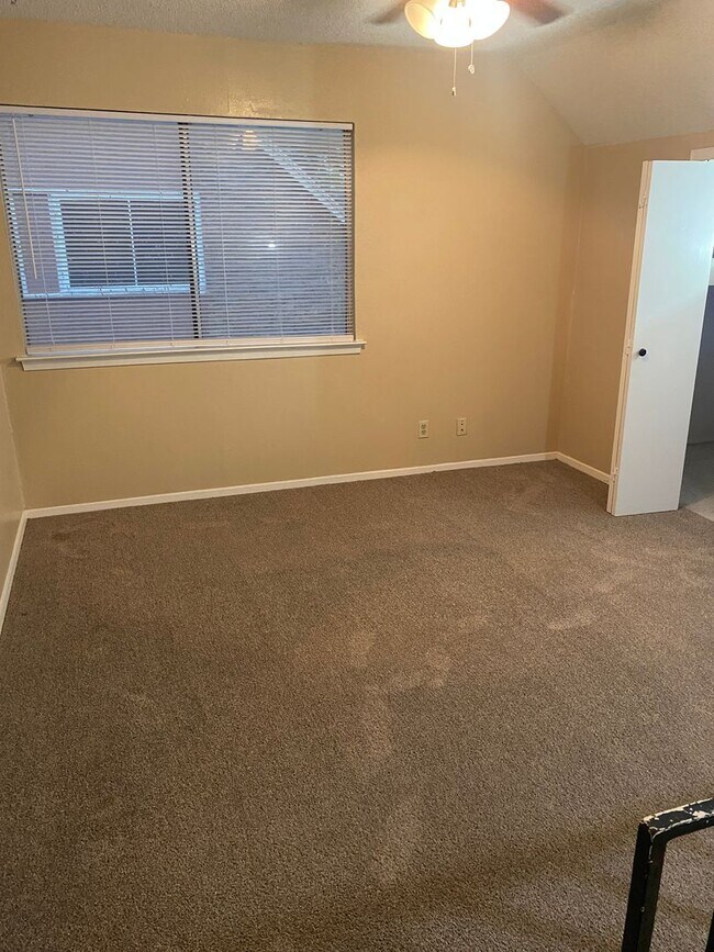 Building Photo - 2414 W Abram Apt V