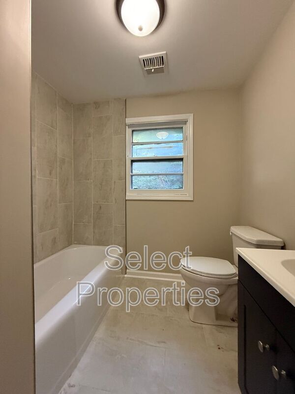 Building Photo - 1104 S Gee St