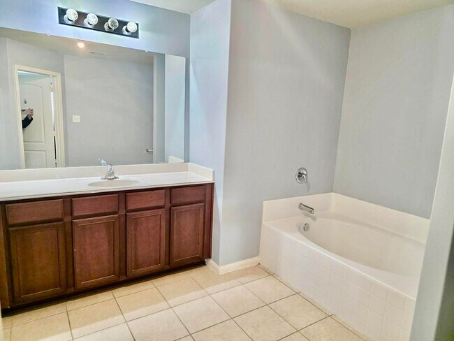 Building Photo - 11207 Hall Ridge Ct