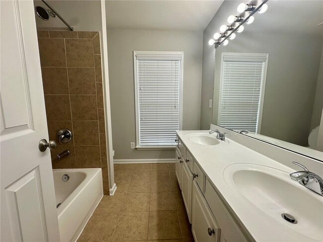 Building Photo - 697 Oracle Dr NE