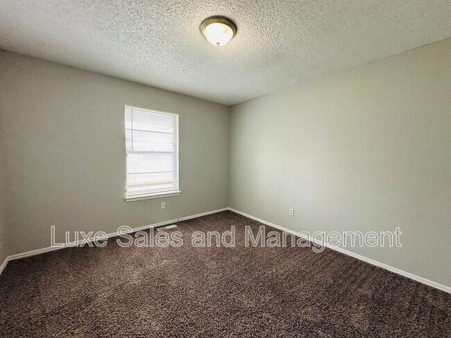 Building Photo - 11701 N Lee Ave