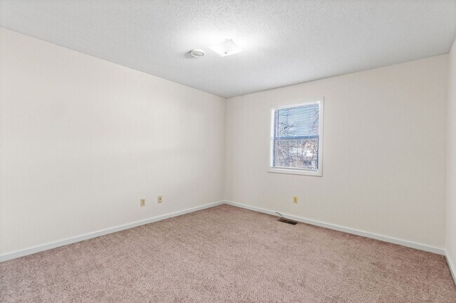 Building Photo - 112 Stephanie Dr