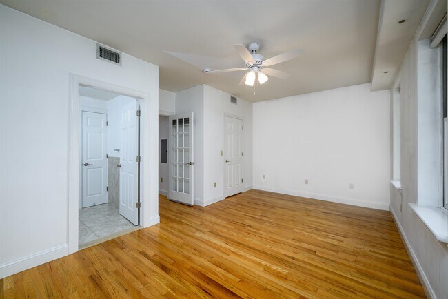 Building Photo - 912 Park Ave