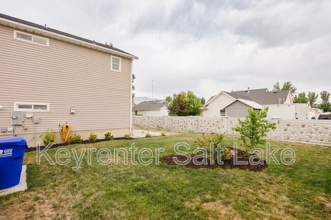 Building Photo - 1348 E Hawk Way