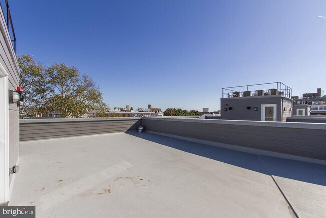 Building Photo - 712 S Sartain St