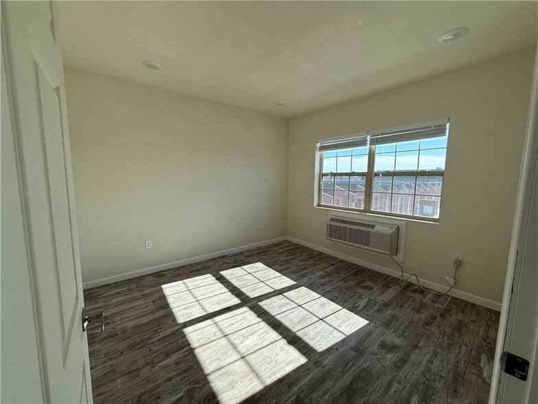 Building Photo - 327 Pine St