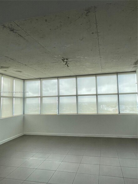 Building Photo - 3301 NE 1st Ave