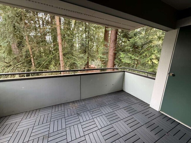 Building Photo - 3 Bedroom 2 Bathroom Plus Parking and Storage!