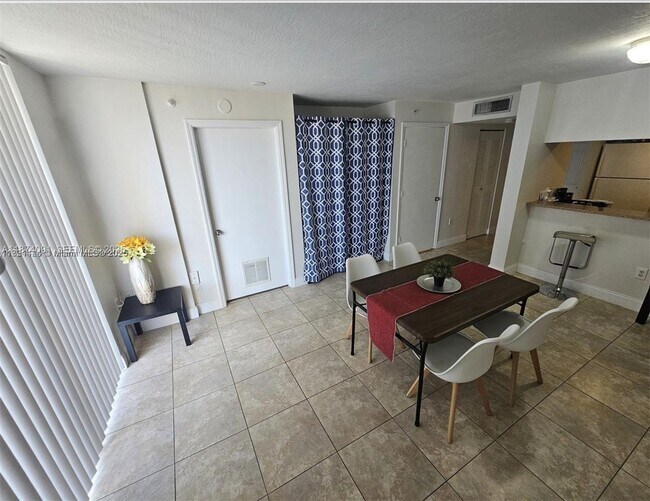 Building Photo - 102 SW 6th Ave