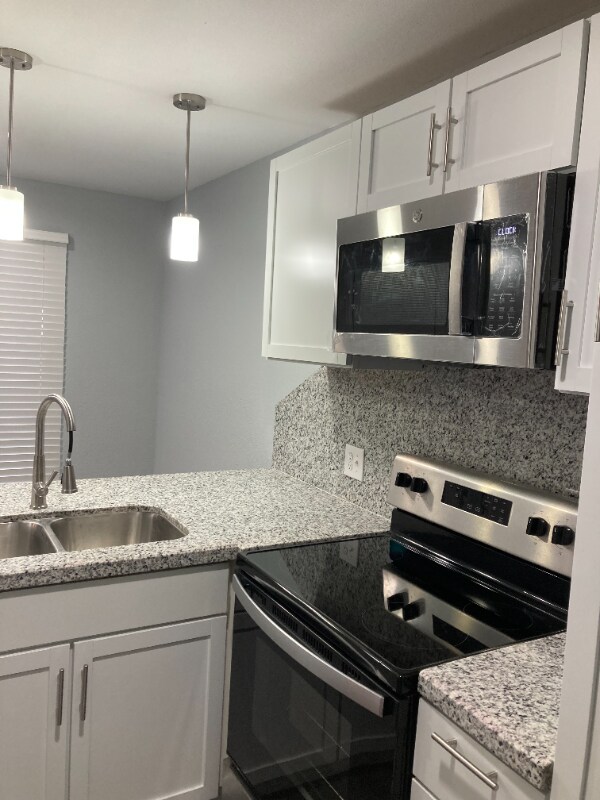 Building Photo - 2109 Kerria Ave