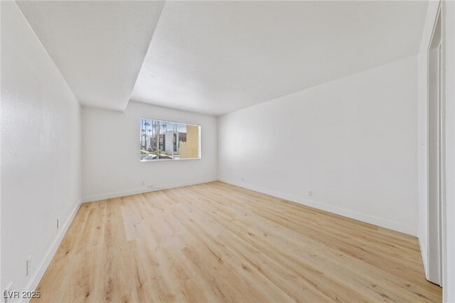 Building Photo - 1390 E Vegas Valley Dr