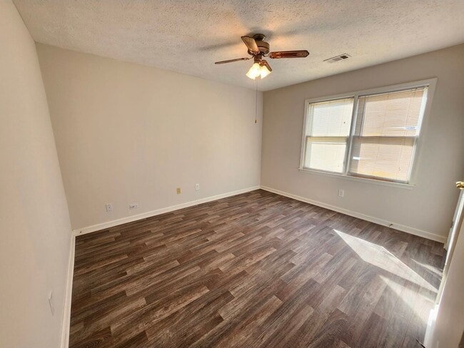 Building Photo - North Columbus 3 Bedrooms 2 Baths fenced