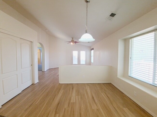 Building Photo - 4 bed 2 bath home in Huning Ranch