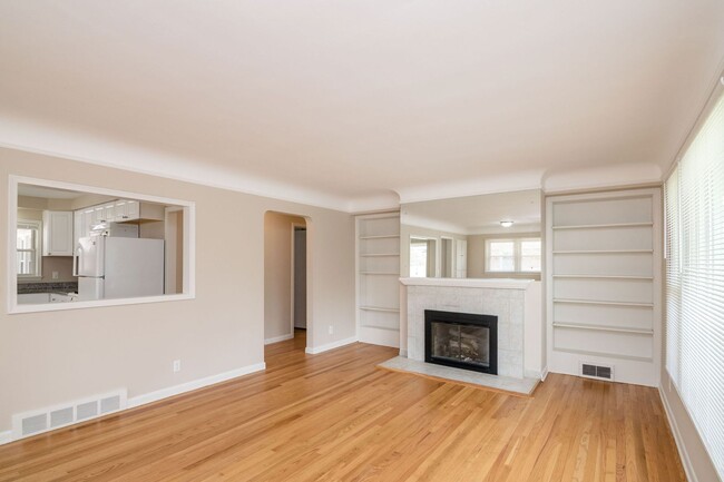 Building Photo - 1427 Woodland Dr