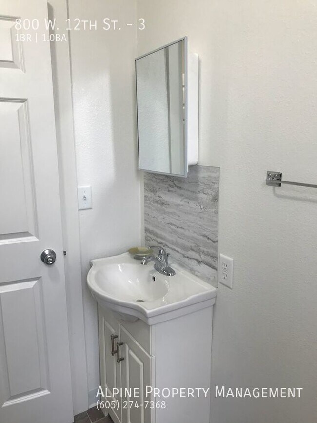 Building Photo - Completely Renovated 1 Bedroom Apartment!!