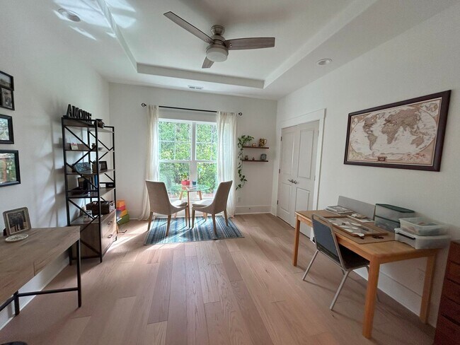 Building Photo - Beautifully appointed furnished 4 bedroom ...