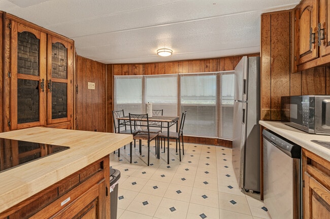 Building Photo - 112 Queenswood Dr