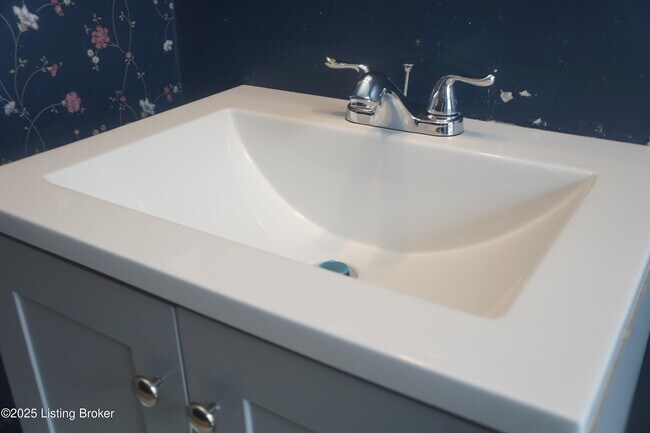 Building Photo - 226 W Burnett Ave