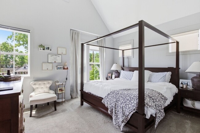 Building Photo - 1608 16th Ave N