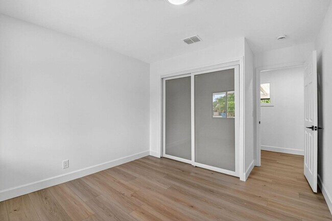 Building Photo - 143 SE 27th Way